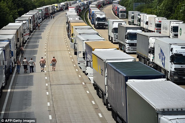 Hàng nghìn tài xế mắc kẹt trong ngày nóng nhất của năm